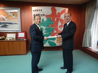 本村市長（左）と竹田会長（右）